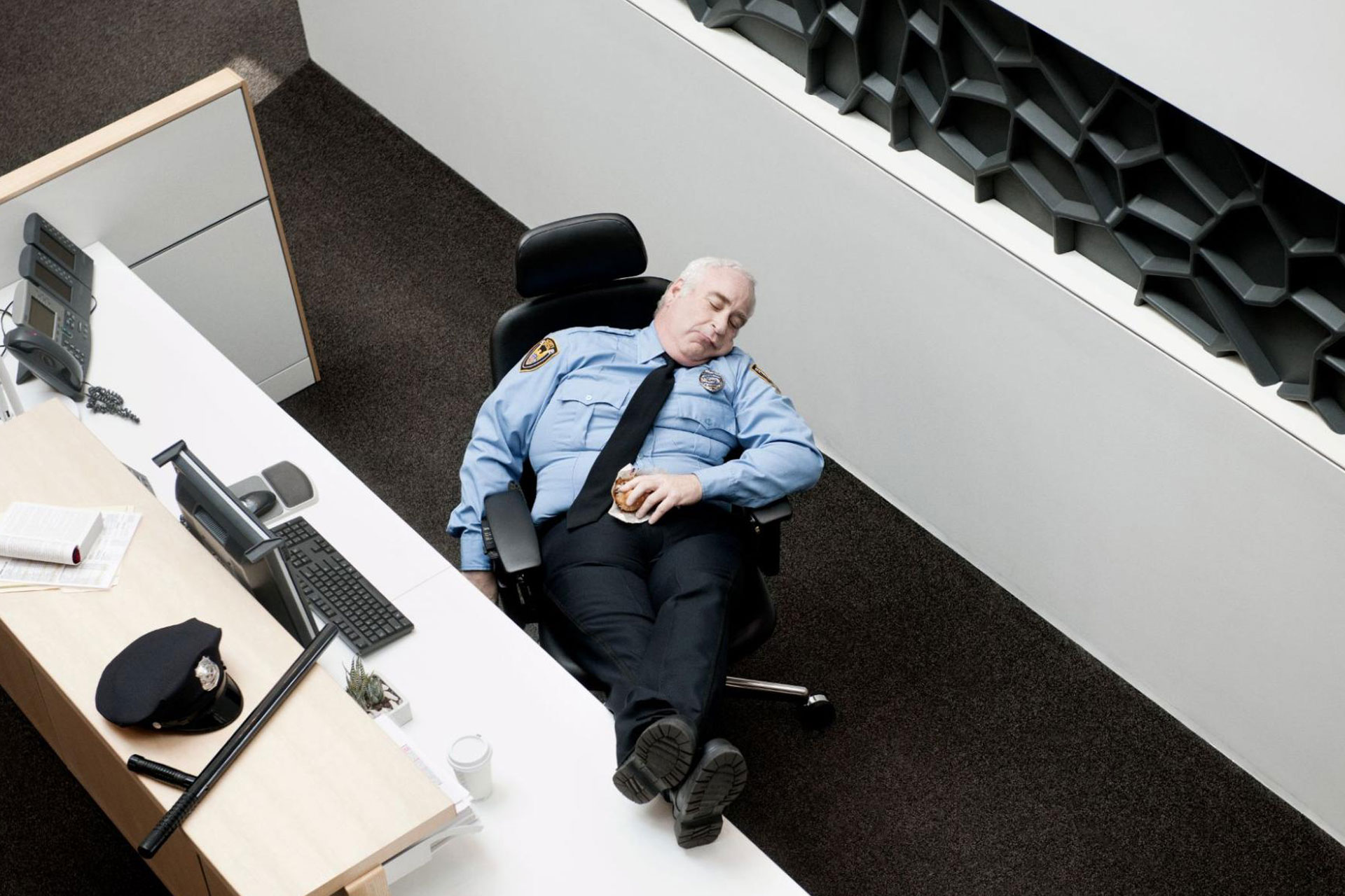 Охранник спит на работе